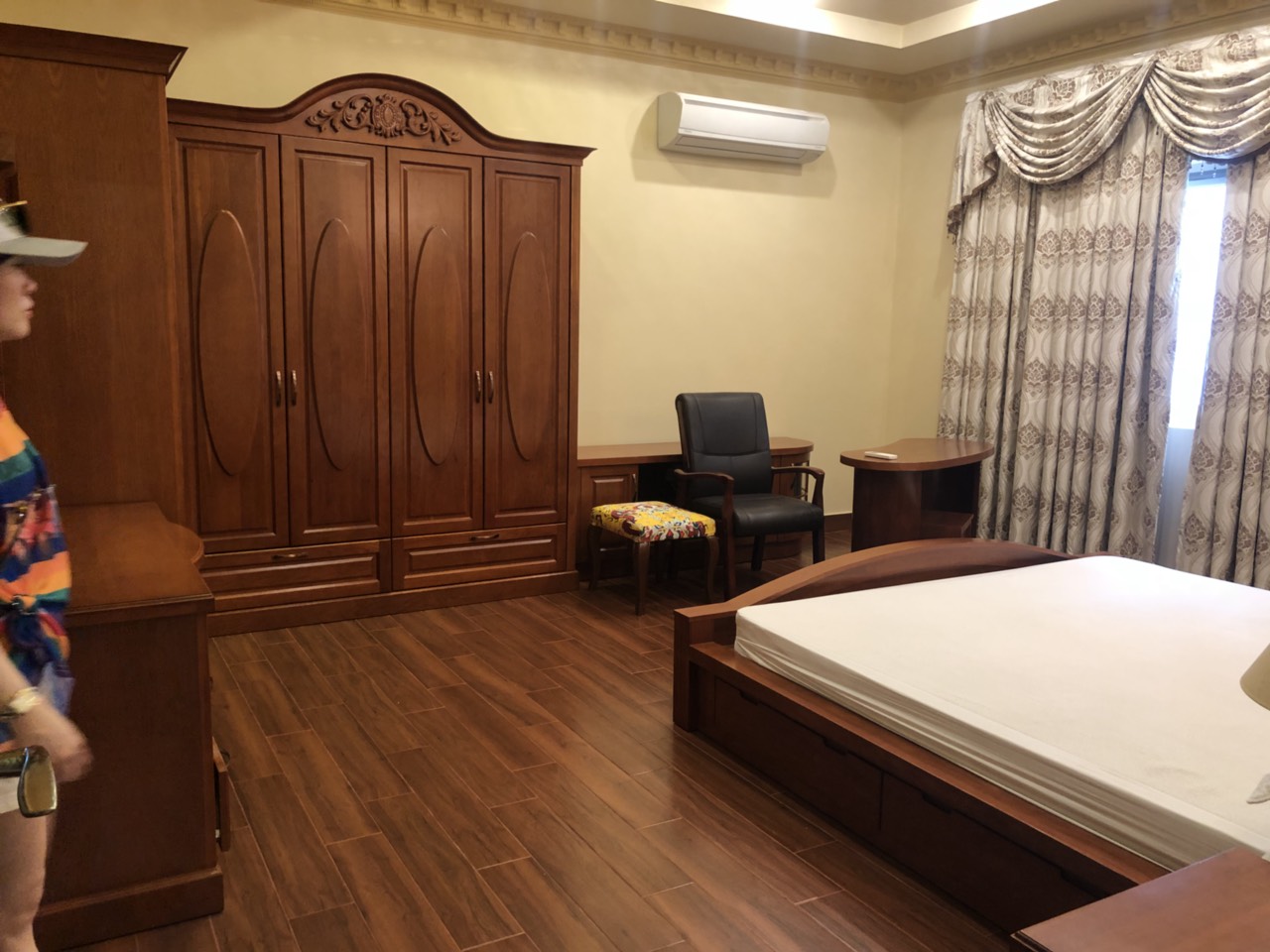 Cho thuê biệt thự Phú Mỹ Hưng có 5 phòng ngủ, nội thất cao cấp
